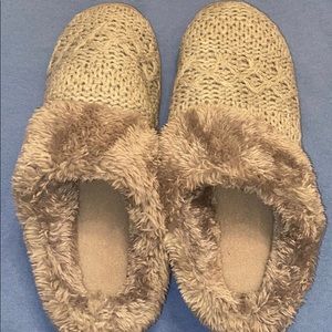 Dearfoam Fuzzy Slippers